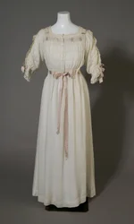 Bertha Palmers Nachthemd, ca.1880 (Vorderansicht), Weiße Baumwolle, Spitze, Stickerei und Seidenband.