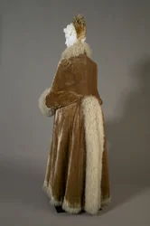 Bertha Palmers Wintermantel, ca. 1885 (schräge Rückansicht), Seidensamt und Lammwolle.
