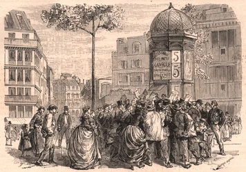 Boulevard Pigalle in Paris: Pariser Menge um eine Morris-Säule während des Zeitungsverkaufs
