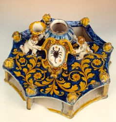 Achtteiliges Schreibzeug aus Majolika in Dunkelblau, Gelb und Hellgrün. 1560-1570, Écouen, Nationalmuseum der Renaissance
