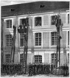 Feuerwehrleute an Bord des neuen Rettungslifts für Feuerexperimente in Rouen in der alten Normalschule. Gravur in „La Nature“