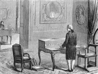 Georges Lesage, Erfinder des ersten elektrischen Telegrafen, vor einem Prototyp. 1774. Gravur des 19. Jahrhunderts