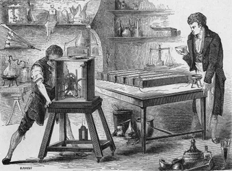 Humphry Davy zerlegt die Alkalien mit der Voltaschen Säule. In „Album de la Science“, Éditions Jouvet
