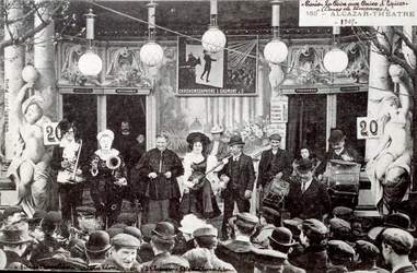 Musikshow auf dem Lebkuchenmarkt vor dem Gebäude des Alcazar-Theaters