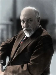 Porträt des italienischen Schriftstellers Luigi Pirandello um 1920.