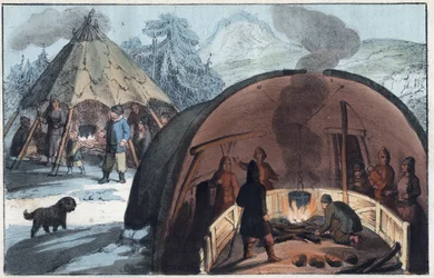 Saami-Familie in einem Zelt in Lappland - Innenansicht einer Lappländerhütte mit einer Familie am Feuer - Gravur aus „Usi e Costumi di Tutti i Popoli dell