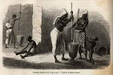 Szene aus dem täglichen Leben: Frauen stampfen Hirse in Sekou (Niger), umgeben von Kindern. Gravur zur Illustration der Reise in den westlichen Sudan von Leutnant (Marine) M.Mage, 1863-1866, veröffentlicht in "Le tour du monde, nouveau journal des voyages"