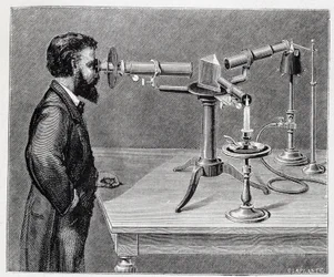 Spektroskop zum Vergleich der Spektren terrestrischer Elemente mit denen himmlischer Körper