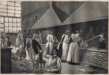 Studenten und Professoren im praktischen Labor des Conservatoire des Arts et Métiers (Arts-et-Métiers) von Paris