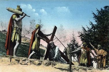 Der Kalvarienberg von Lourdes (Kreuzweg): III. Station - Jesus fällt unter der Last seines Kreuzes.