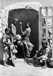 Die „carusi“, Lehrlingsbergarbeiter, vor dem Eingang der Mine. Sizilien Gravur aus dem 19. Jahrhundert