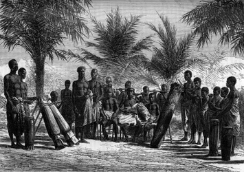 Der König von Grand Bassam umgeben von seinem Hof. Elfenbeinküste. Gravur im „Journal de la jeunesse“