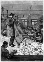 Die großen Tische der Briefe in den Sortierzentren des Hôtel des Postes in der Rue du Louvre in Paris. Gravur im Journal „La jeunesse“
