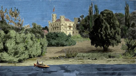 Ansicht von Schloss Berg und dem Starnberger See, wo der Leichnam von Ludwig II. von Bayern gefunden wurde.