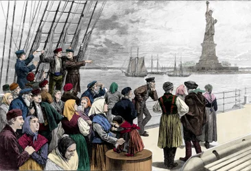 Ankommende Familien von Auswanderern im Hafen von New York, die Freiheitsstatue ist sichtbar. Gravur aus „Harper