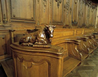 Barockarchitektur: Holzstall, der einen Ochsen darstellt, Attribut des Evangelisten Lukas. Chor (18. Jahrhundert) der Kirche St. Stephan. Innenansicht. Marmoutier, Bas-Rhin (67).