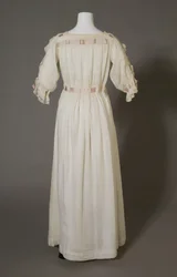 Bertha Palmers Nachthemd, ca. 1880, Weißer Baumwolle, Spitze, Stickerei und Seidenband