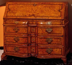 Möbel: Schreibtisch aus Zedernholz. 1734-1740 ca. Private Sammlung