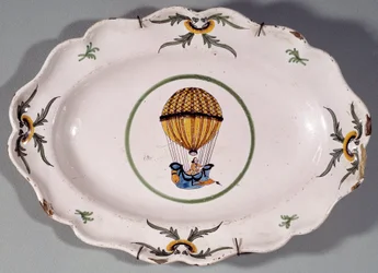 Teller aus Fayence mit Darstellung eines Ballonaufstiegs