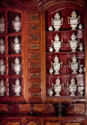 Schaukasten und Töpfe eines Apothekers aus Fayence. 17. Jahrhundert, Macon, Hôtel-Dieu