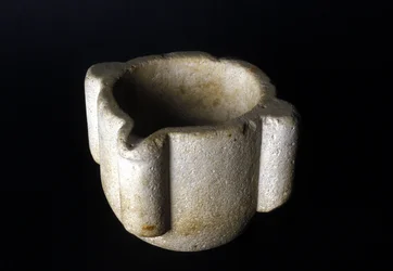 Steinmörser in der Pharmazie verwendet. 18. Jahrhundert. Museum für Wissenschaft und Technologie, Mailand