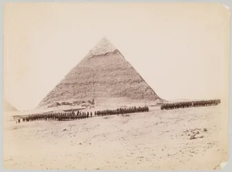 19. Husaren vor einer Pyramide in Gizeh, Ägypten, um 1882