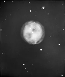 Astronomische Glasplattendia der Eulennebel im Großen Bären (1910)