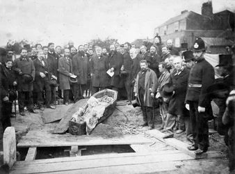 Exhumierung des Leichnams von Ugo Foscolo auf dem Friedhof von Chiswick im Jahr 1871 - Fotoatelier Fratelli Caldesi