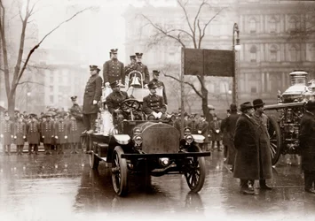 Feuerwehren mit neuen Feuerlöschpumpen und Fahrzeug, New York 1913. Fotografie