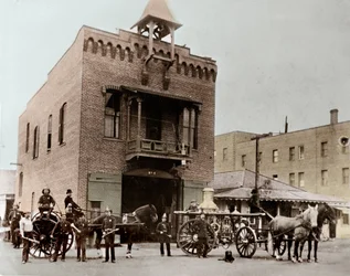 Feuerwehr posiert vor der Kaserne, Los Angeles, Kalifornien, USA. 1887. Fotografie