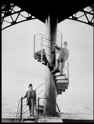 Gustave Eiffel und sein Schwiegersohn Adolphe Salles auf der Treppe des Eiffelturms, Paris