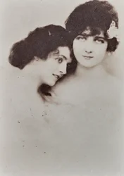 Halbporträt von zwei jungen Frauen in einer liebevollen Pose