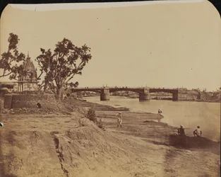 Eisenbrücke mit steinernen Pfeilern, mit Zivilisten im Vordergrund, Gumti-Fluss, Lucknow