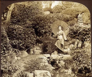 Japanischer Kimono-Schirm in einem Garten - Fotografie, späte 19. Jahrhundert
