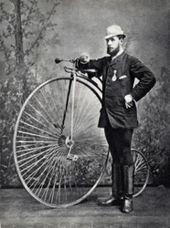 Mann posiert mit dem großen Bi (Grand Bi), dem Vorläufer des Velocipede
