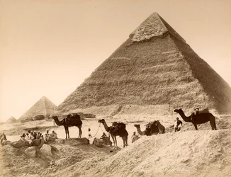 Männer und Kamele vor der Pyramide von Chefren
