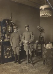 Porträt von Bruno de Pererelli in Uniform, fotografiert in Begleitung eines Soldaten