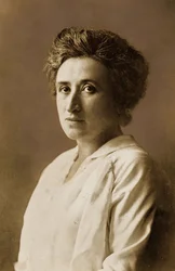 Rosa Luxemburg, um 1911 (Sepia-Druck)