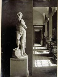 Der Louvre und „Der Gefangene“ von Michelangelo Buonarroti genannt Michel Ange (Michelangelo oder Michelangelo)