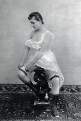 Frau in Unterwäsche (Deshabille) um 1885