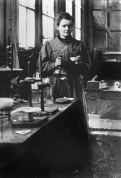 Die französische Physikerin Marie Curie (1867-1934), Nobelpreis für Physik 1903 und Nobelpreis für Chemie 1911, hier 1898 in ihrem ersten Labor in Paris