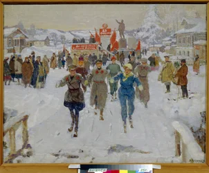 Die Rote Armee besucht ein Kolchos. Soldaten in Uniform fahren Ski in den Straßen eines Dorfes mit Holzhäusern, begleitet von jungen Frauen und beobachtet von den versammelten Dorfbewohnern.