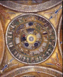 Blick auf die Kuppel mit Mosaiken auf goldenem Hintergrund