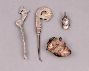 Verschiedene Stücke von Apparaten und Wikingerjuwelen, oben rechts eine Darstellung der Gottheit Odin. Stockholm, Historiska Museet