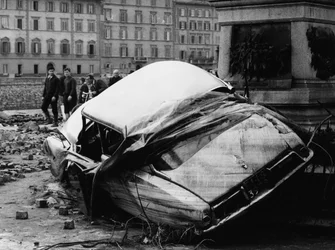 Citroen DS gegen ein Denkmal geschleudert während der Flut von Florenz, November 1966