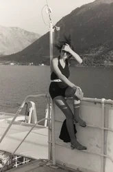 Porträt einer Frau an Bord eines Kreuzfahrtschiffs, aus dem Album 