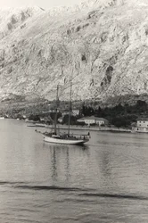 Das Segelboot des Herzogs von Aosta, vor der Küste von Kotor, Kroatien, aus dem Album 