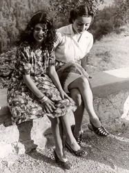 Zwei Mädchen auf einer Mauer sitzend, Italien, ca. 1940