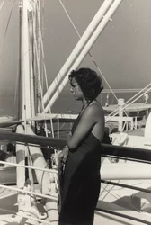 Frau an Bord des Kreuzfahrtschiffs 