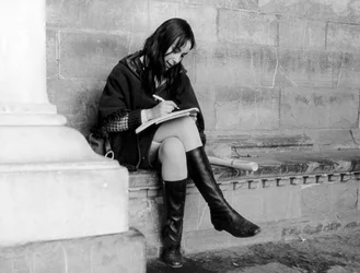 Junge Frau schreibt unter der Loggia del Lanzi in Florenz, ca. 1965